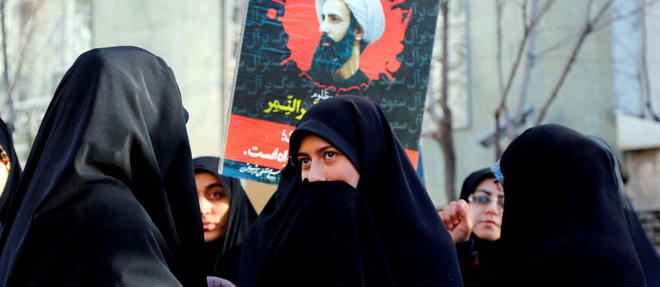 Des manifestants a Teheran brandissent le portrait de Nimr Baqir al-Nimr, le dignitaire chiite qui a ete execute par l'Arabie saoudite.