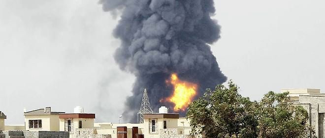 Photo prise le 28 juillet 2014 d'un depot petrolier en flammes pres de Tripoli. 