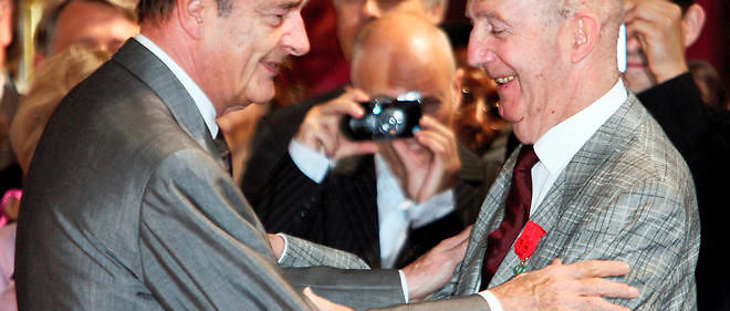 En 2005, Jacques Chirac remettait les insignes de grand officier de la Legion d'honneur a Andre Turcat decede le 4 janvier dernier.
