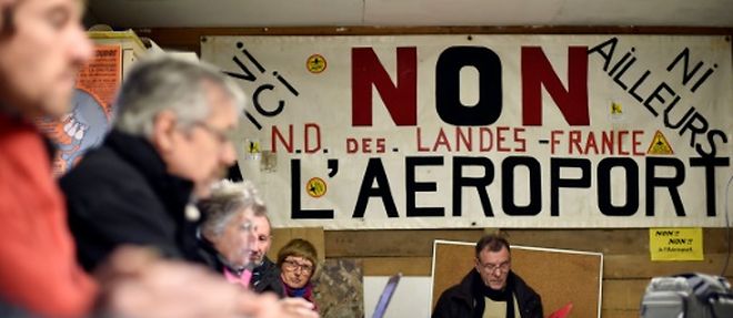 Des representants d'associations opposees a l'aeroport de Notre-Dame-des-Landes, le 5 janvier 2016 a Notre-Dame-des-Landes