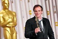 Tarantino d&eacute;pose ses empreintes sur un trottoir de Hollywood