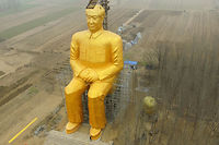 Chine : une statue g&eacute;ante de Mao &eacute;rig&eacute;e en rase campagne