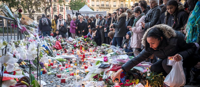 15 novembre 2015 : Boulevard Richard-Lenoir, a quelques metres de la salle de concert du Bataclan, recueillement et hommage aux victimes de l'attentat terroriste perpetre par des djihadistes de l'Etat islamique vendredi 13 novembre 2015 a Paris. Paris (75), France. 