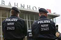 Depuis les agressions en série lors de la nuit du nouvel an, des policiers patrouillent en permanence aux abords de la gare de Cologne et multiplient les contrôles. ©OLIVER BERG