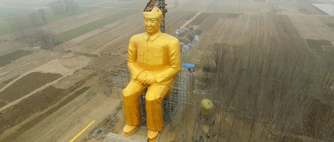 Les images de la statue doree de 37 metres du Grand Timonier, installee dans un champ de la region du Henan (Centre), ont fait le tour de la planete cette semaine.