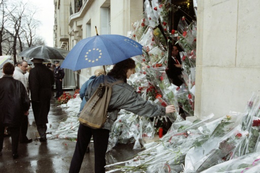 Des fleurs deposees devant le domicile de Francois Mitterrand le 10 janvier 1996 a Pari
