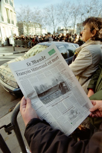 La mort de François Mitterrand à La Une du Monde le 8 janvier 1996 © GERARD JULIEN AFP/Archives