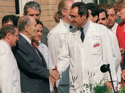 François Mitterrand et le professeur Bernard Debré  le 23 juillet 1994 à sa sortie de l'hôpital Cochin à Paris © GERARD FOUET AFP/Archives