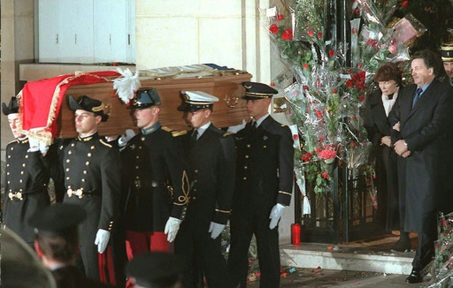 Le cercueil de François Mitterrand est transporté devant sa veuve Danielle et son fils Jean-Christophe le 11 janvier 1996 © ERIC FEFERBERG AFP/Archives
