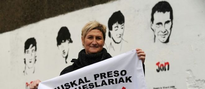 Mirentxu Guimon, soeur d'une militante de l'ETA detenue en France, porte une banderole avec les mots "Prisonniers basques, a la maison", le 5 janvier 2016