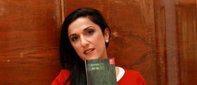 L'ecrivain israelienne Dorit Rabinyan, qui a publie en 2014 un livre en hebreu sous le titre "Haie" ("Geder Haya") banni des lycees par le ministere israelien de l'Education, le 31 decembre 2015 a Tel Aviv