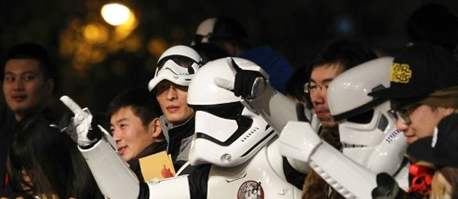 Des fans deguises en stormtroopers, au bord du tapis trouge installe pour la premiere de Star Wars, a Shanghai, le 27 decembre 2015