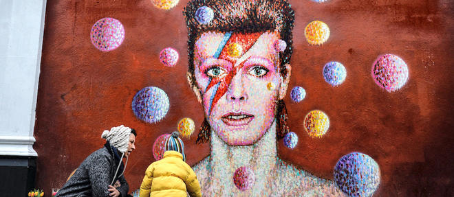 La fresque en hommage a David Bowie peinte par le street artiste autralien James Cochran, alias Jimmy C, dans le quartier de Brixton, dont etait originaire le chanteur.