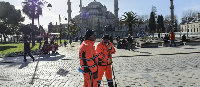 Des employes municipaux nettoient les abords de la mosquee Bleue a Istanbul, quelques heures apres l'attentat sanglant.