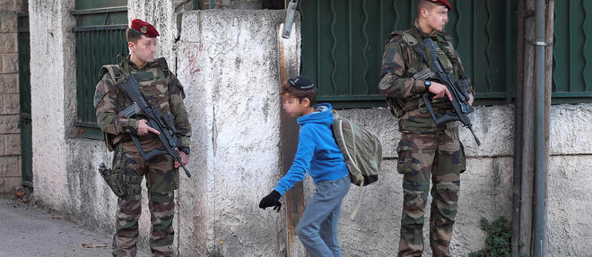 Des soldats securisent l'acces a l'ecole juive La source a Marseille apres la tentative d'assassinant dont a ete victime le 11 janvier un enseignant qui portait la kippa.