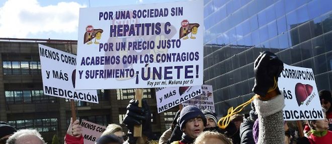 Manifestation de malades de l'hepatite C et de leurs partisans devant un laboratoire Gilead a Madrid le 5 fevrier 2015