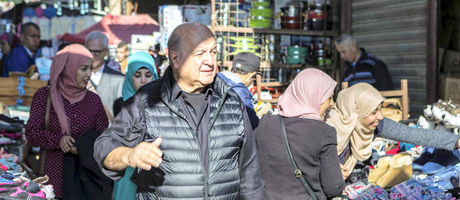 Hernando de Soto en decembre dans les rues du marche Dubai, a Alger, ou il etait invite par le Cercle d'action et de reflexion autour de l'entreprise, un think tank d'entrepreneurs algeriens.