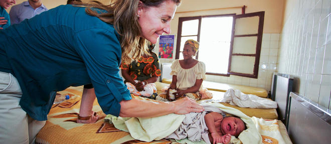 Melinda Gates en visite dans un centre de soins a Dakar, au Senegal.