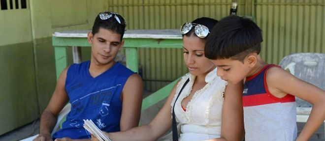 Des migrants cubains, bloques au Costa Rica depuis des semaines, lisent des journaux dans un centre au nord-ouest de San Jose