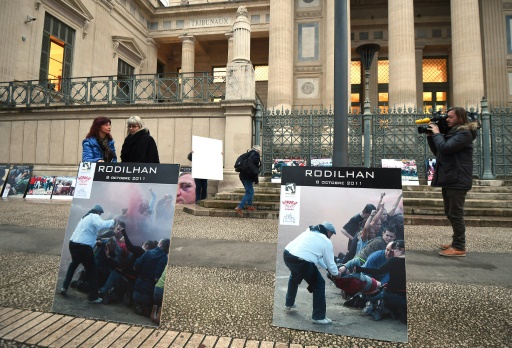 Des militants anti-corrida devant le palais de justice de Nimes le 14 janvier 2016