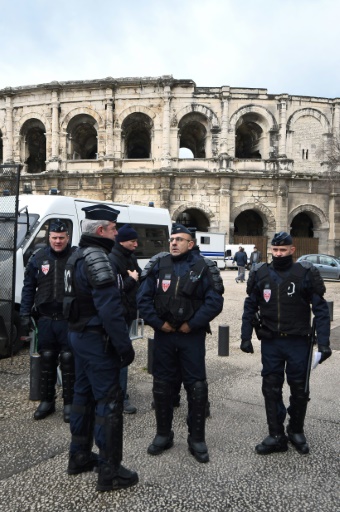 La police anti-émeutes devant les arènes de Nîmes, non loin du palais de justice, le 14 janvier 2016 © PASCAL GUYOT AFP