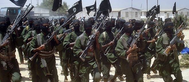 C'est la troisieme attaque d'ampleur menee contre une base de l'Amisom dans le Sud somalien depuis six mois (photo : des combattants islamistes pretant allegeance aux shebabs, a l'entrainement, en 2011).