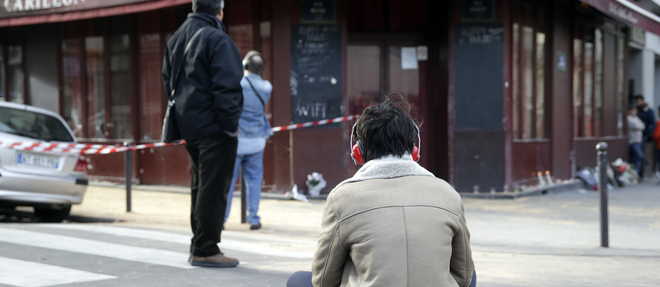 Devant le bar Le Carillon dans le 10e arrondissement de Paris. Chakib Akrouh a ete reconnu sur les images des cameras de videosurveillance du metro en compagnie d'Abaaoud le 13 novembre.
