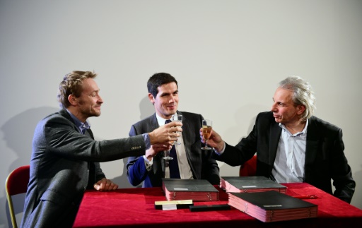 (gauche a droite) Le directeur de la Comedie francaise Eric Ruf, le president de Radio France Mathieu Gallet, et Nick Rodwell qui gere les droits de Tintin, a Paris le 15 janvier 2016