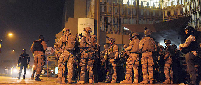 Des soldats francais et burkinabe securisent la zone autour de l'hotel Splendid, pris d'assaut par des djihadistes d'Aqmi vendredi soir.