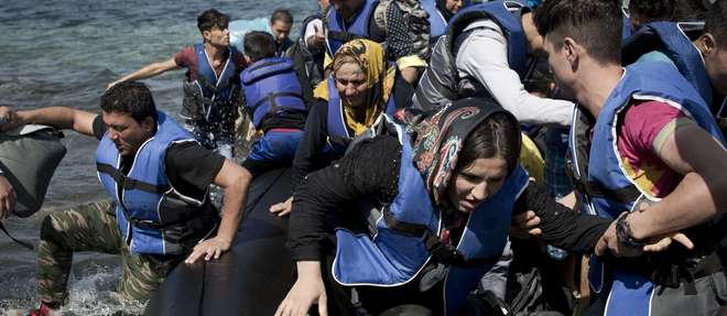 Des refugies debarquent a Lesbos le 11 septembre 2015.