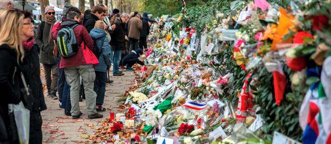Des fleurs en hommage aux victimes des attentats terroristes du 13 novembre 2015 a Paris. Le maire de Chartres s'oppose a ce qu'un des kamikazes, Ismael Mostefai, soit enterre dans sa ville. 