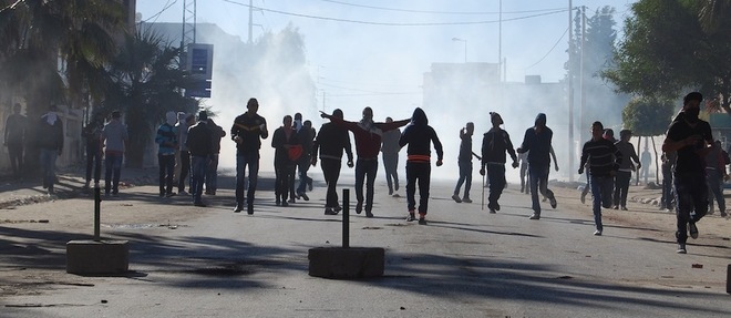 A l'image de ces jeunes de Kasserine en janvier 2014, d'autres se sont a nouveau empares de la rue pour protester contre leur situation de crise economique.