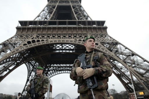 Des militaires deployes sous la Tour Eiffel dans le cadre du plan vigipirate le 7 janvier 2015 a Paris