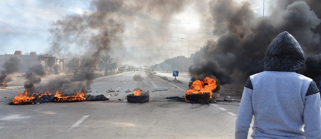 Debute a Kasserine, le mouvement s'est propage ces derniers jours a de nombreuses autres villes et a notamment ete marque la nuit derniere par des violences dans le Grand Tunis.