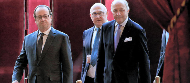 Le ministre des Affaires etrangeres pourrait remplacer Jean-Louis Debre a la tete du Conseil constitutionnel. Le nom de Michel Sapin fait partie de la liste de eventuels successeurs.