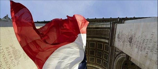 Le drapeau francais sous l'Arc de Triomphe a Paris