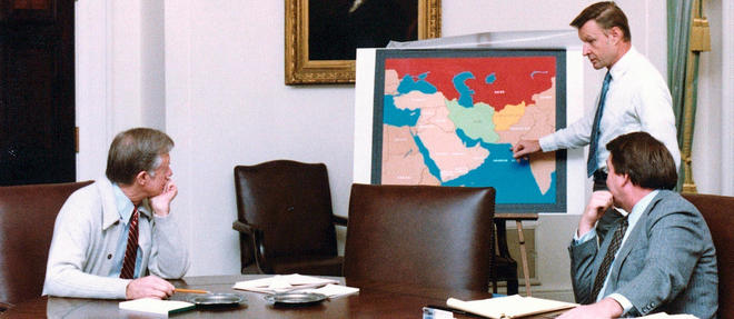 Reunion de crise entre le president Carter (a gauche) et le conseiller de la Securite nationale Zbigniew Brezinski (au fond) sur la question des otages iraniens.