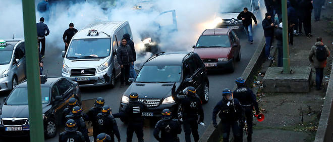 Les forces de l'ordre debloquent la porte Maillot, bloquee ce matin par les chauffeurs de taxi en greve.