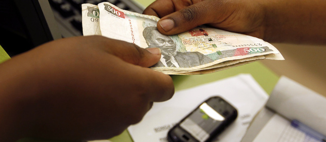 Un usager du Mobile Money tente une transaction avec M-Pesa, avec son appareil Safaricom, a Nairobi au Kenya. 
