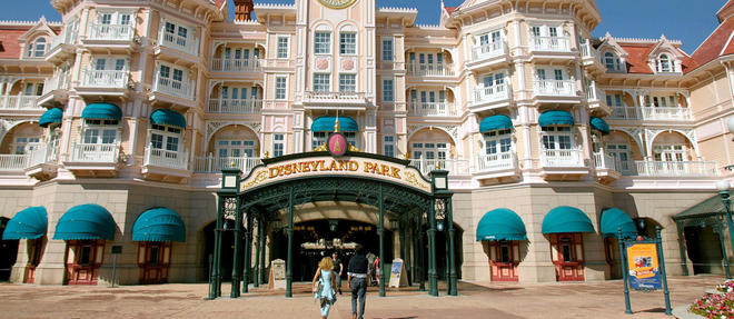 Un homme aurait tente de penetrer dans un des hotels de Disneyland Paris en possession de deux armes automatiques. 
