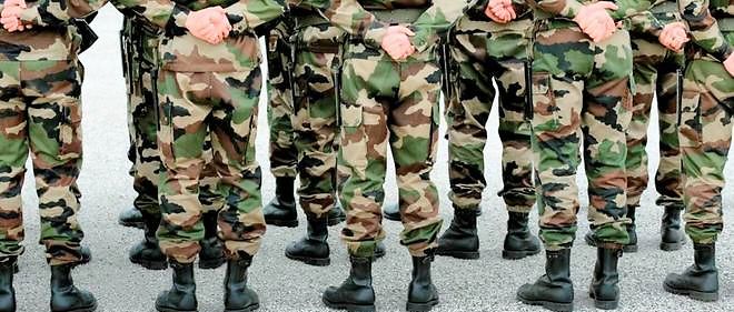 Des soldats du 8e regiment parachutiste d'infanterie de marine (8e RPIMA) attendent le secretaire d'Etat a la Defense, Jean-Marie Bockel, le 20 mai 2008 a Castres, lors de sa premiere visite d'un regiment de l'armee de terre. 