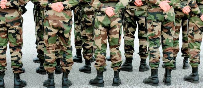 Des soldats du 8e regiment parachutiste d'infanterie de marine (8e RPIMA) attendent le secretaire d'Etat a la Defense, Jean-Marie Bockel, le 20 mai 2008 a Castres, lors de sa premiere visite d'un regiment de l'armee de terre. 
