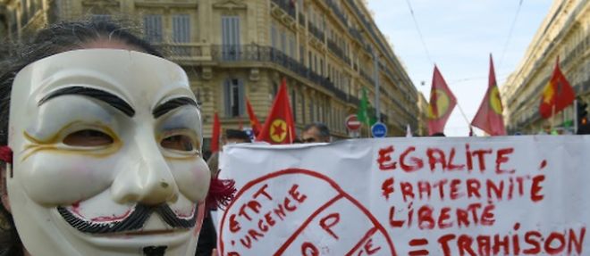 Un manifestant portant un masque de Guy Fawkes, embleme de la defense des libertes, dans une manifestation contre l'etat d'urgence a Marseille le 30 janvier 2016
