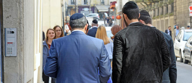 Les juifs portant la kippa marchent dans Paris, le 10 avril 2015.