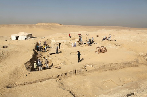 Une photographie, fournie par le ministère égyptien des Antiquités le 1er février 2016, montre le site de fouilles d'archéologues tchèques, dans la nécropole des pyramides d'Abousir, près du Caire © STRINGER AFP