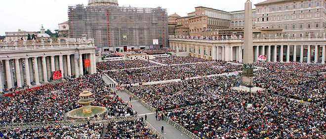 Le 2 mai 1999,place Saint-Pierre, une foule de plusieurs centaines de milliers de personnes a assiste a la beatification de Padre  Pio. 
