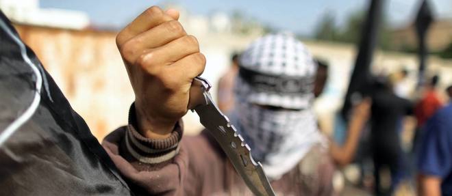 Un Palestinien tenant un couteau, photo d'illustration.