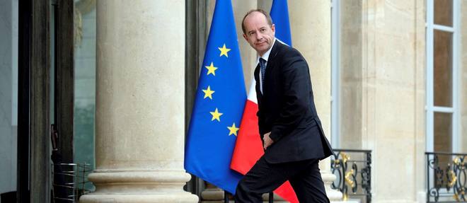 Le president de la commission des Lois de l'Assemblee, Jean-Jacques Urvoas, a deconseille a Francois Hollande d'opter pour l'indignite nationale. 