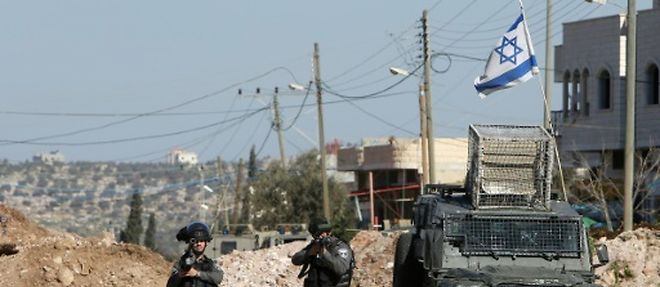Des garde-frontieres israeliens en position lors de heurts avec des jeunes Palestiniens de Qabatiya, pres de Jenine, le 4 fevrier 2016 en Cisjordanie