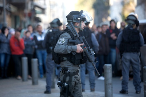 Des policiers israéliens montent la garde, le 3 février 2016, après une attaque par trois Palestiniens contre la police à Jérusalem © MENAHEM KAHANA AFP